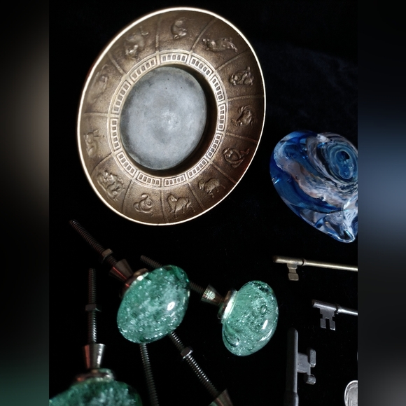 Grandpa's Vintage Antique Lot Glass Knobs Paperweight Trinket Dish Keys & Coins - Picture 16 of 16